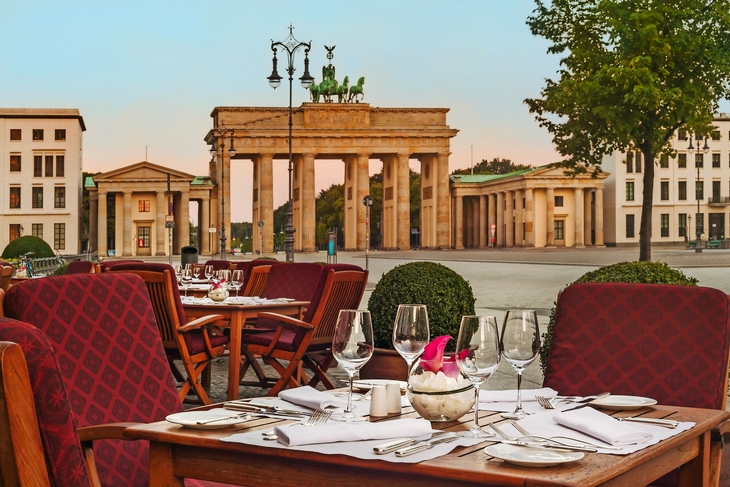 Außenterrasse Hotel Adlon mit Blick auf Brandenburger Tor 