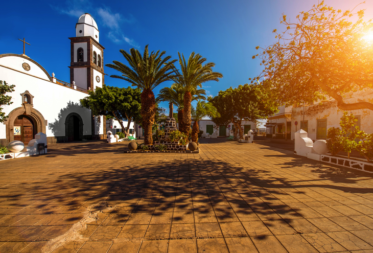 Zentraler alter Platz mit der Kirche San Gines in Arrecife auf der Insel Lanzarote