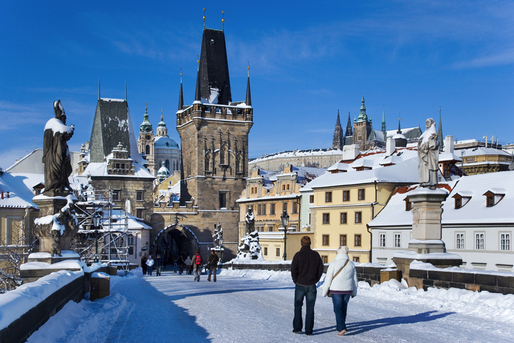 Prager Burg und Karlsbrücke im Winter