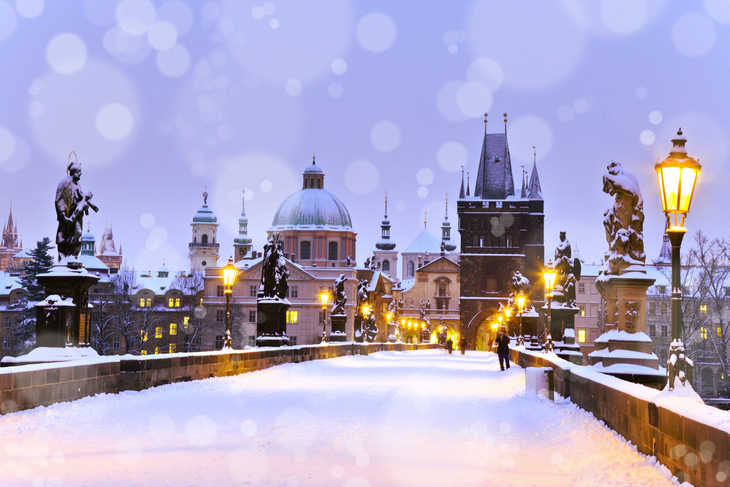 winterliche Karlsbrücke in Prag