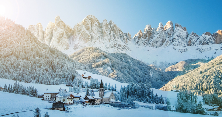 Winterpanorama des Villnösstals in den Dolomiten