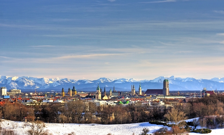 Blick auf München mit Alpen