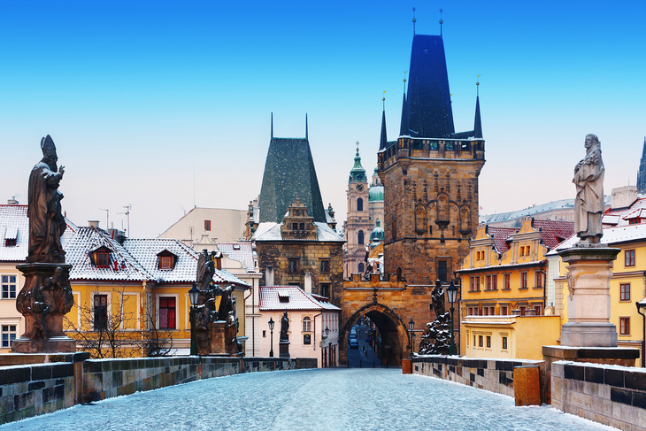 winterliche Karlsbrücke in Prag