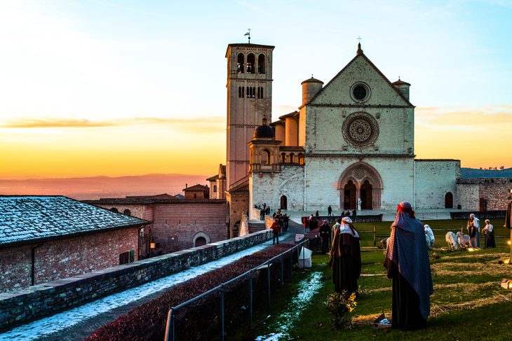 Wintersonnenuntergang an der Kirche des Heiligen Franziskus in Assisi (Italien),