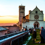 Wintersonnenuntergang an der Kirche des Heiligen Franziskus in Assisi (Italien),