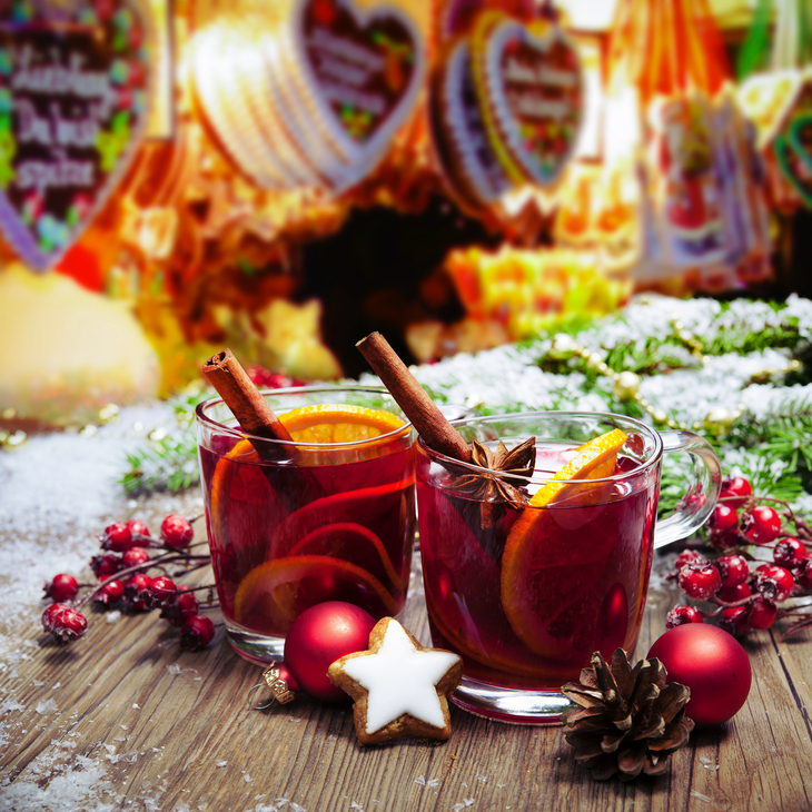 Glühwein auf einem Weihnachtsmarkt