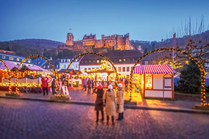 Weihnachtsmarkt in Heidelberg auf dem Universitätsplatz, Deutschland