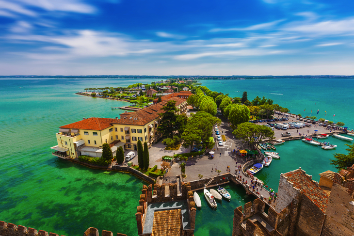 Gardasee,Blick von dem Castello Scaligero auf den Hafen von Sirmione,Brescia,Lombardei,Italien