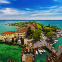 Gardasee,Blick von dem Castello Scaligero auf den Hafen von Sirmione,Brescia,Lombardei,Italien