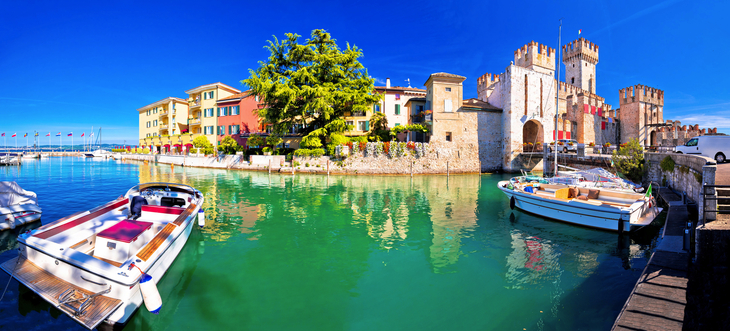 die Burg Rocca Scaligera in Sirmione am Gardasee, Italien