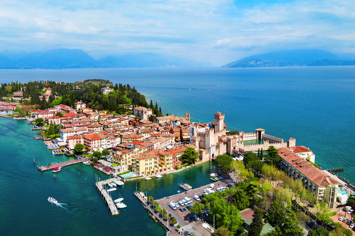 Blick von der Burg Rocca Scaligera über Sirmione am Gardasee, Italien