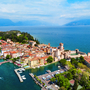 Blick von der Burg Rocca Scaligera über Sirmione am Gardasee, Italien