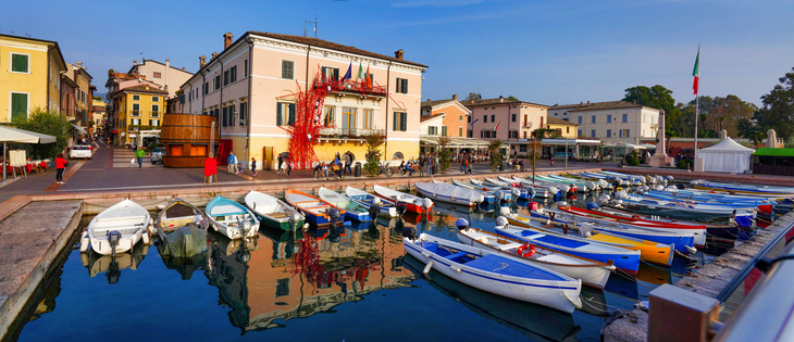 Hafen von Bardolino am Gardasee in der Region Venetien, Italien