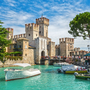 die Burg Rocca Scaligera in Sirmione am Gardasee, Italien