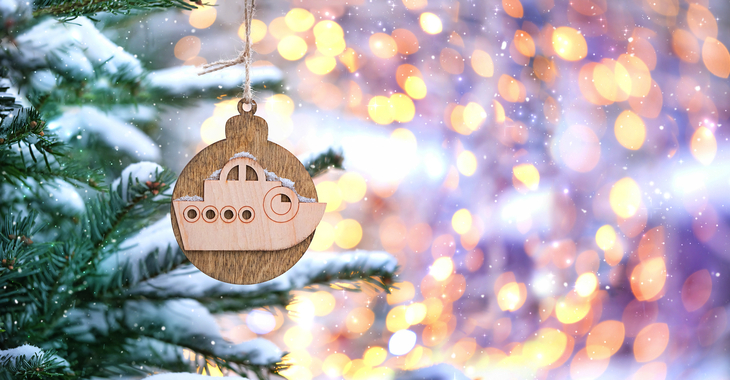 Holzschiff am Weihnachtsbaum