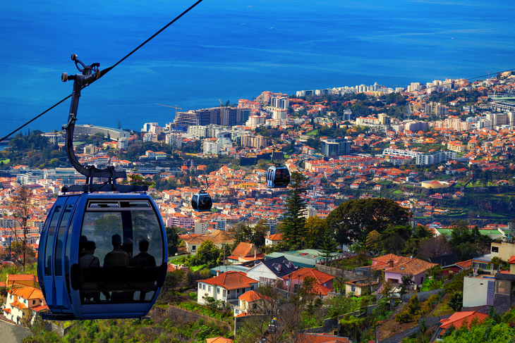 Blick auf Funchal aus traditioneller Seilbahn