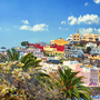 Stadtbild mit bunten Häusern im Wohnviertel von Las Palmas. Gran Canaria,Spanien