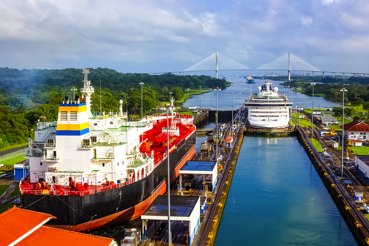 Blick auf den Panamakanal vom Kreuzfahrtschiff