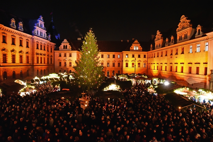 Weihnachtsmarkt auf Schloss St. Emmeram in Regensburg, Deutschland