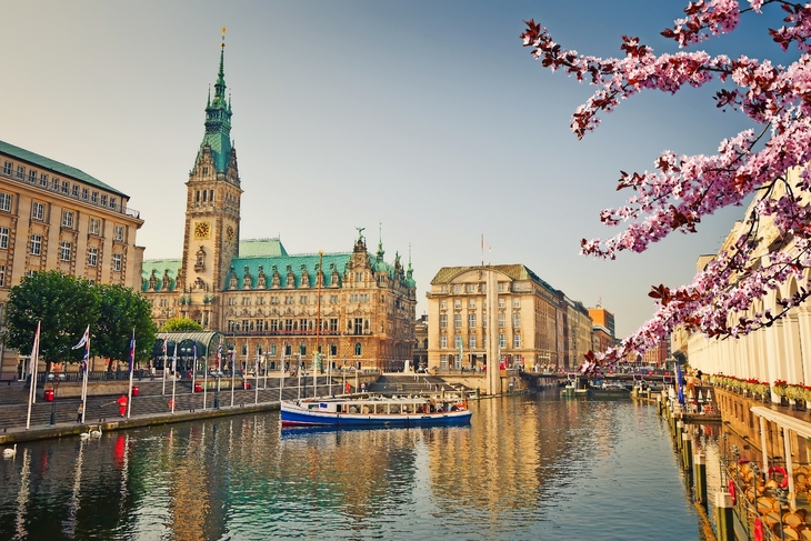 die Alsterarkaden und das Hamburger Rathaus an der Kleinen Alster, Deutschland