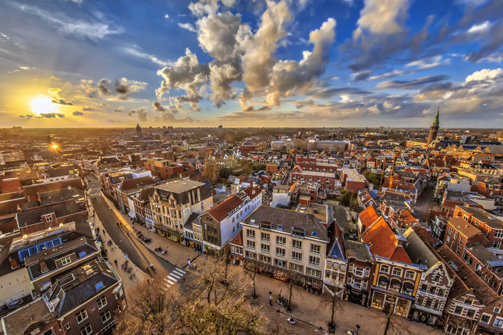 Luftaufnahme von Groningen bei Sonnenuntergang