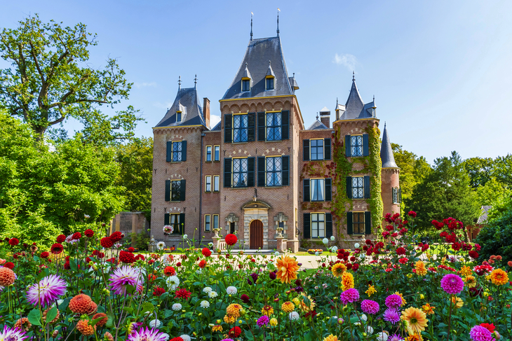 Schloss in Lisse mit den bunten Dahlien im Vordergrund