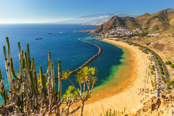 Playa de Las Teresitas mit malerischem Dorf San Andrés auf Teneriffa