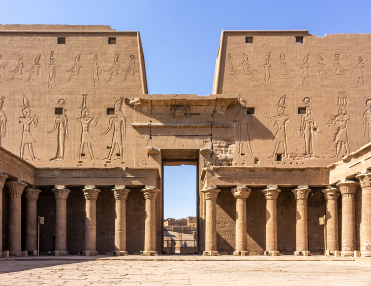 der Tempel von Edfu am Westufer des Nils, Ägypten