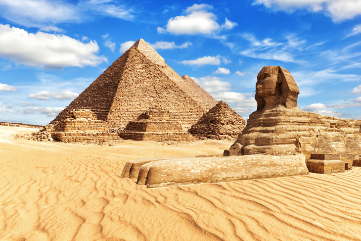 Blick auf die Große Sphinx und die Pyramiden von Gizeh, Ägypten