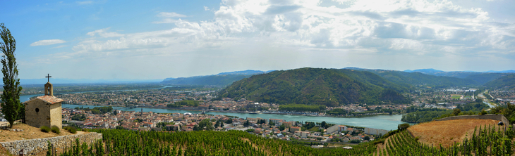 Blick auf Tournon-sur-Rhône und Tain-l'Hermitage