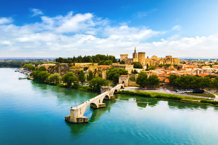 Luftaufnahme der Brücke Pont Saint Benezet und der Rhone in Avignon